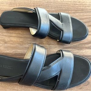 Black sandal in excellent condition
